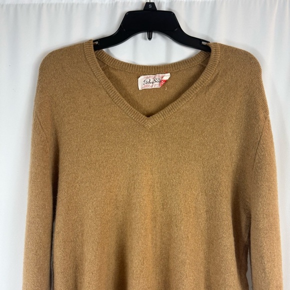 Peter Scott Men Color: Tan 100% Pure Camel Hair  V-Neck Size: M 
Jumper Size - Picture 3 of 10